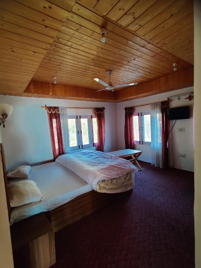Calm Holiday Inn Srīnagar Esterno foto