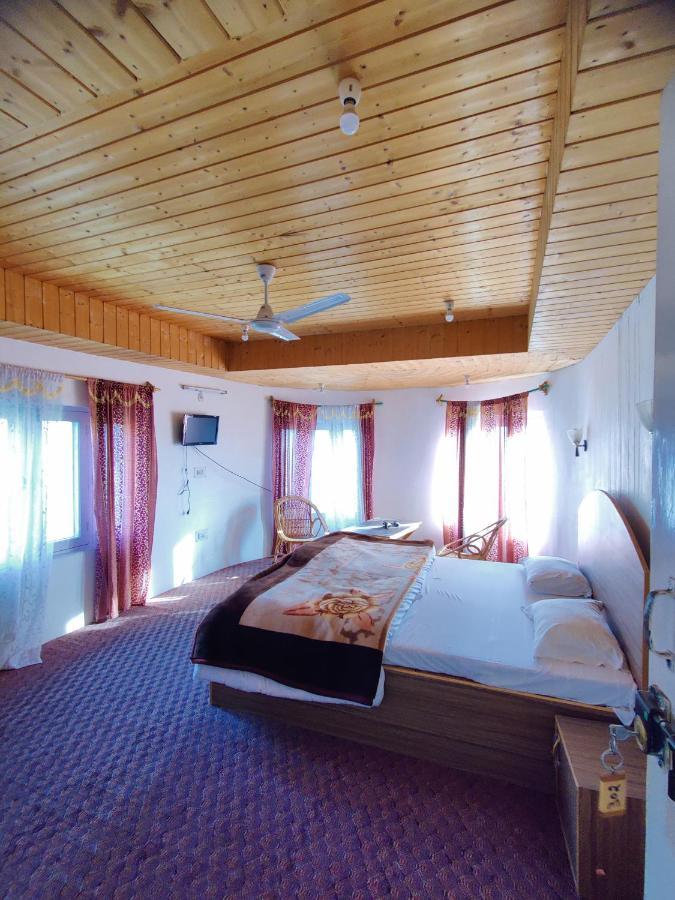 Calm Holiday Inn Srīnagar Esterno foto