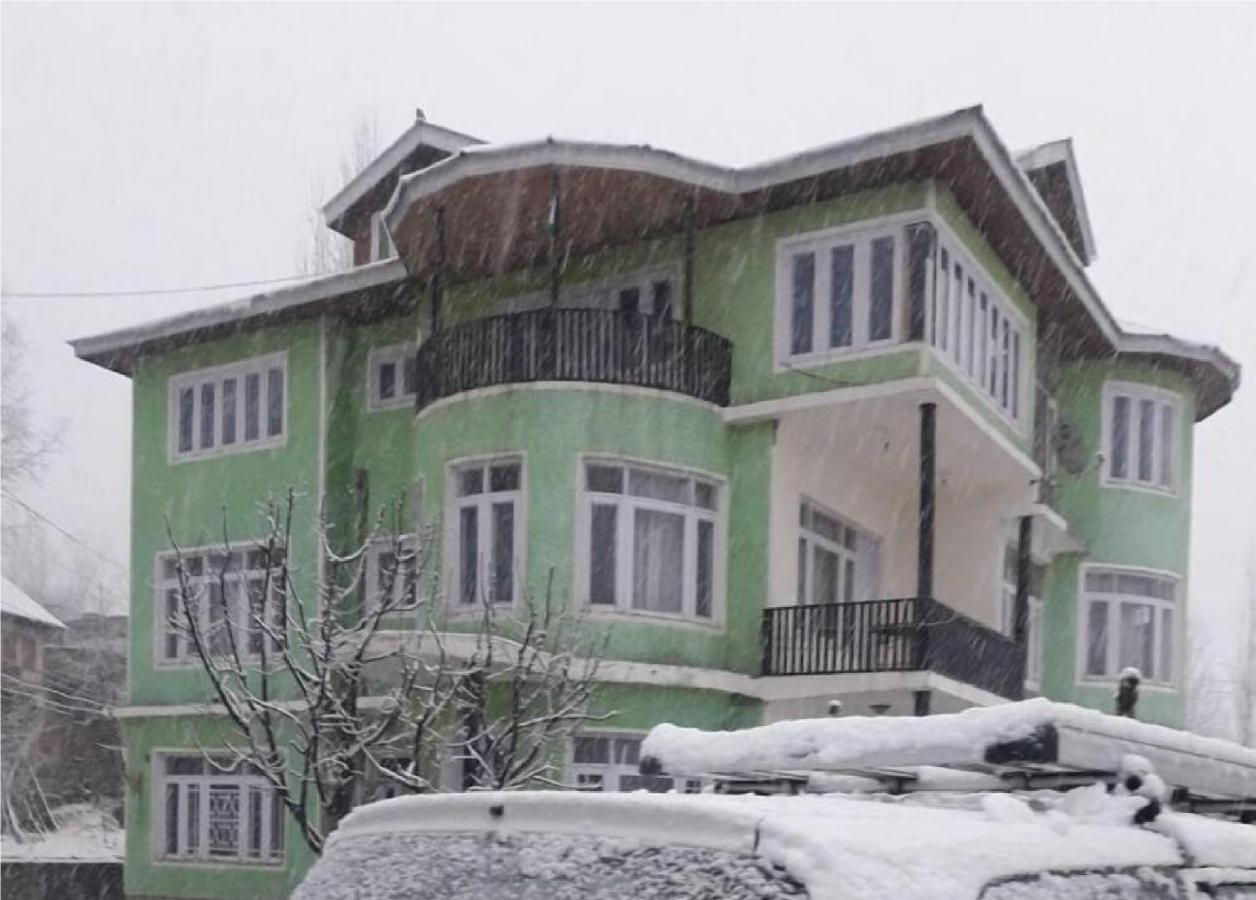Calm Holiday Inn Srīnagar Esterno foto